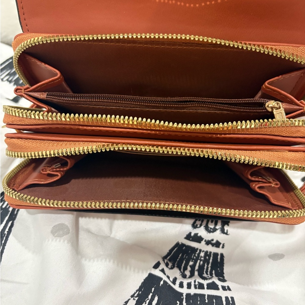 NWOT Women's Tan Crossbody Bag, several pockets for all your needs. Never used - Picture 5 of 11